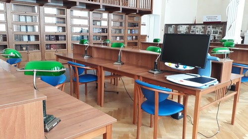 Фотография Южного читального зала с изображением столов для читателей