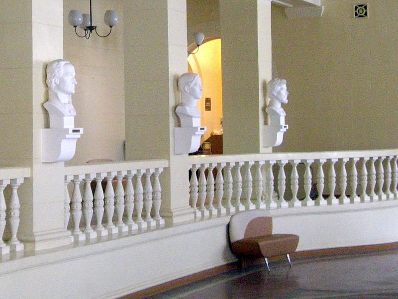 Бюсты писателей в холле основного здания